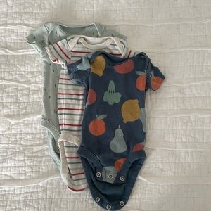 Newborn short sleeve bodysuit